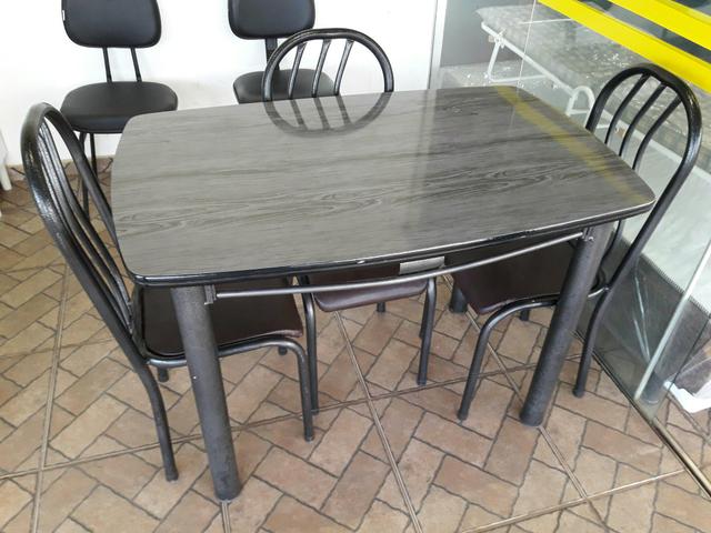 Mesa Usada com 3 cadeiras