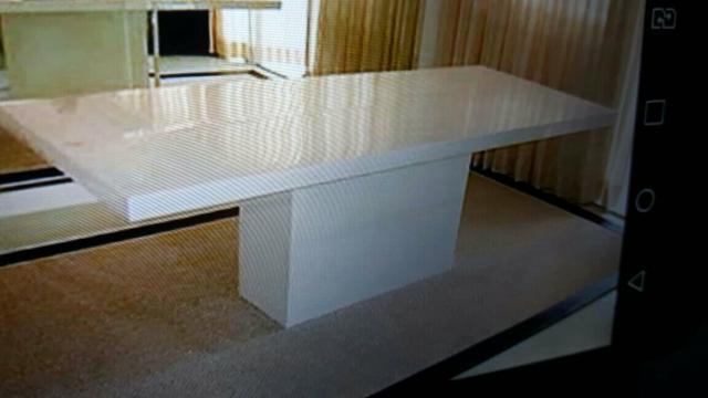 Mesa en madeira revestida de formica en alto brilho super