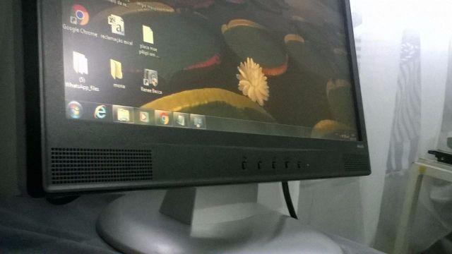 Monitor HP 17" widescreen som embutido