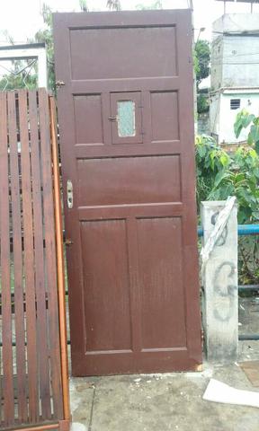 Porta de madeira mede 210x80 muito resistente