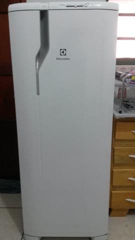 Refrigerador Electrolux Degelo Prático REL - Pouco