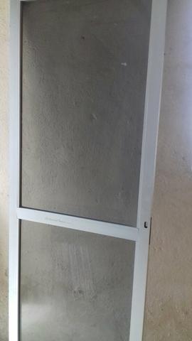 Uma porta em alumínio.