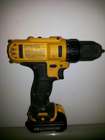 Vendo uma furadeira e parafuzadeira usada sem carregado.