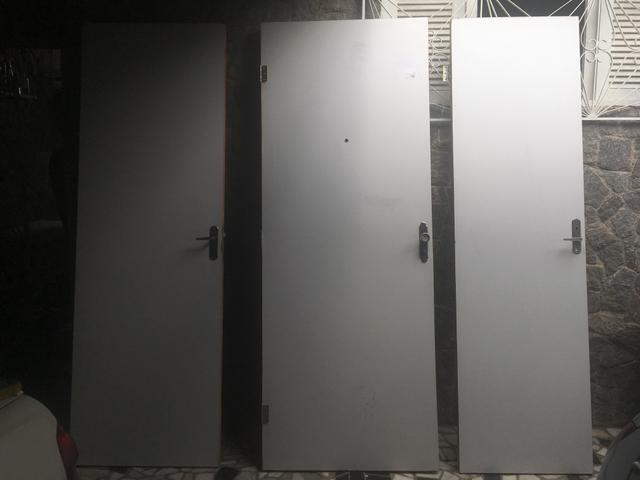 3 Portas de madeira com dobradiças (3 em cada), fechaduras