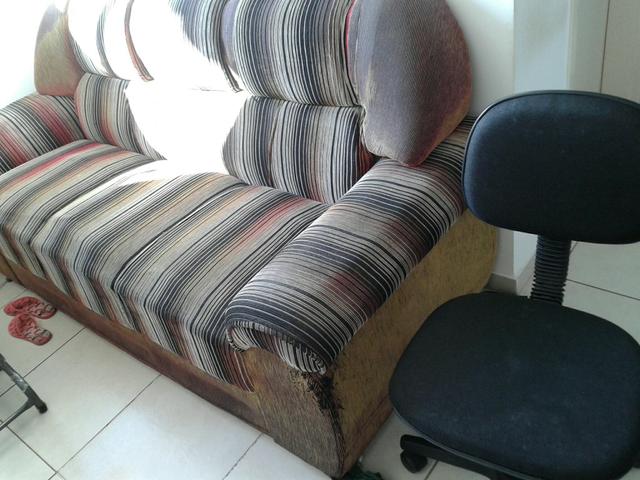Cadeira giratória e sofá