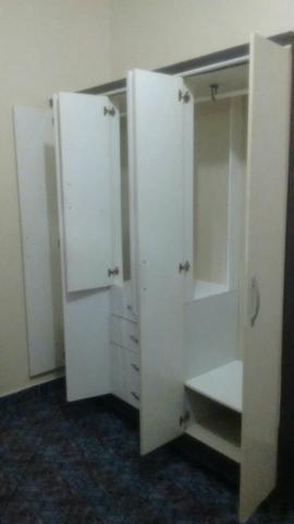 Cama colchão e um guarda roupa