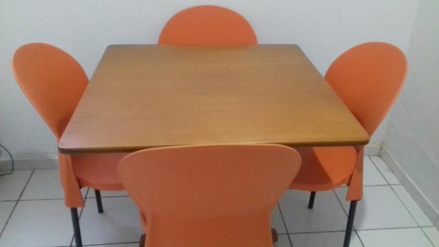 Conjunto de mesa em madeira 70x70, com 4 cadeiras laguna