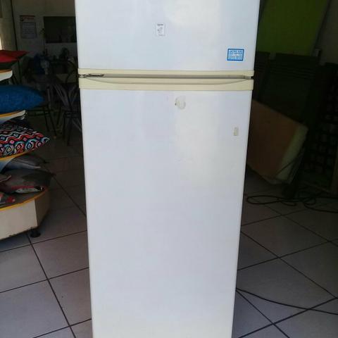 Geladeira com freezer