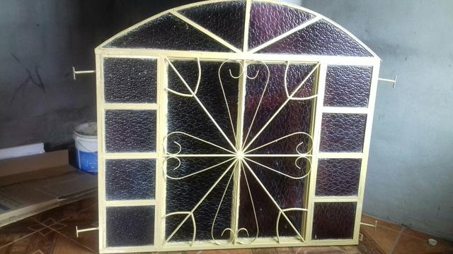 Janela de ferro com vidro