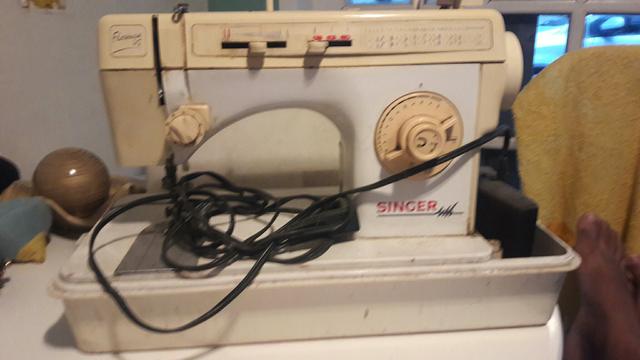 Maquina de costura Singer Florência 45 semi nova
