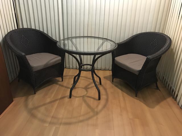 Mesa e 2 cadeiras em fibra sintética