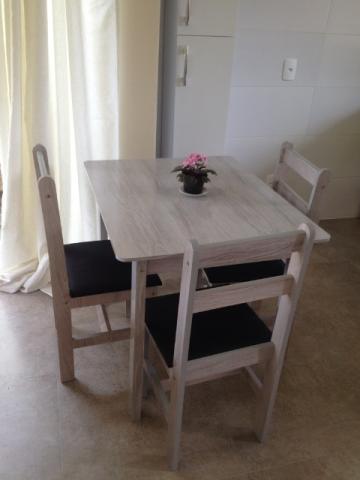 Mesa em MDF com 3 cadeiras