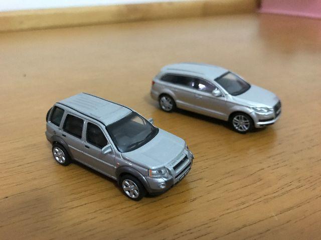 Miniatura mini Audi Q7 e Land Rover Freelander