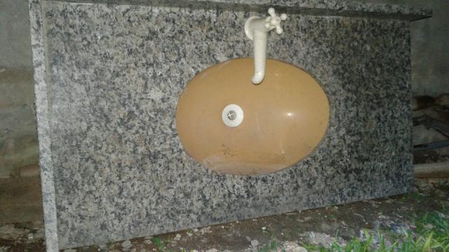 Pia de mármore para banheiro com torneira