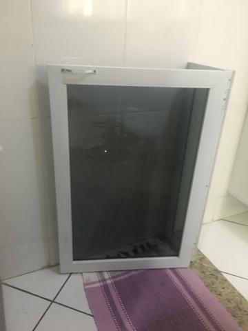 Portão em Alumínio Branco com vidro fumê