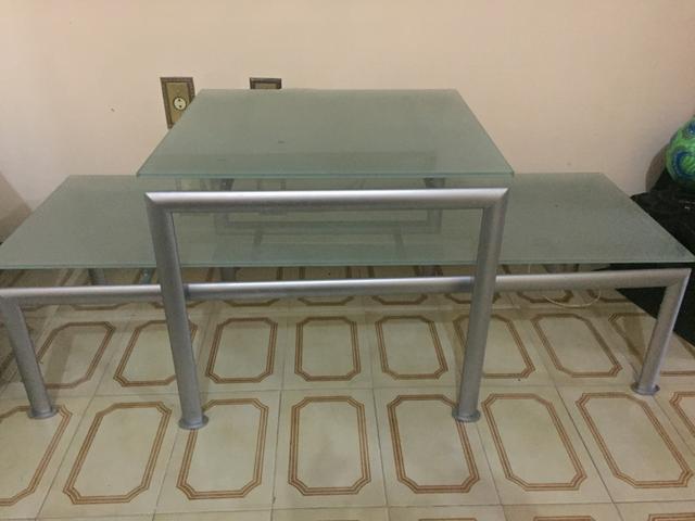 Rack em vidro jateado e aço escovado.