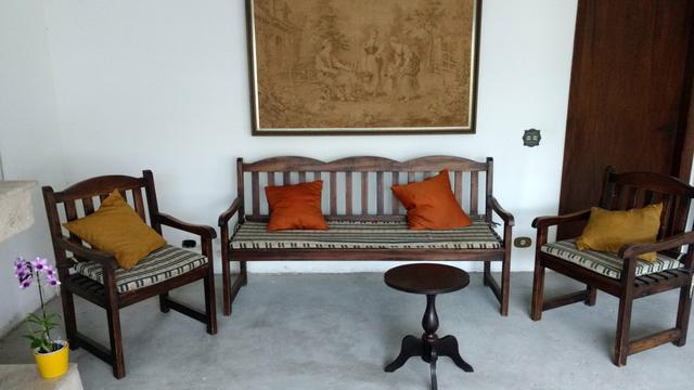 Sofa em madeira maciça, 3 e 2 lugares, em excelente estado