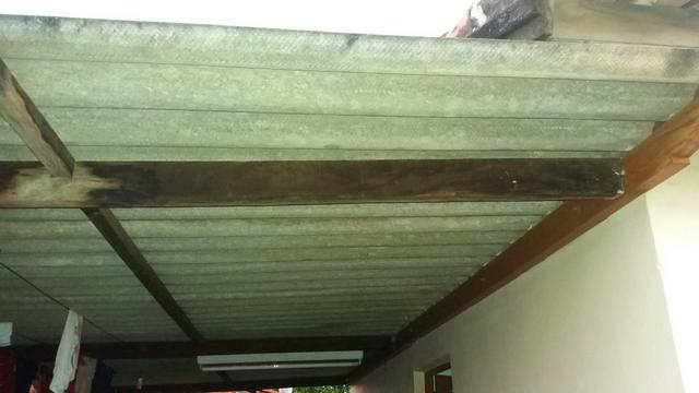 Telhas e madeira montado