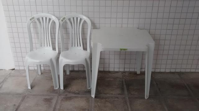 Uma mesa e duas cadeiras de plastico em otimo estado!