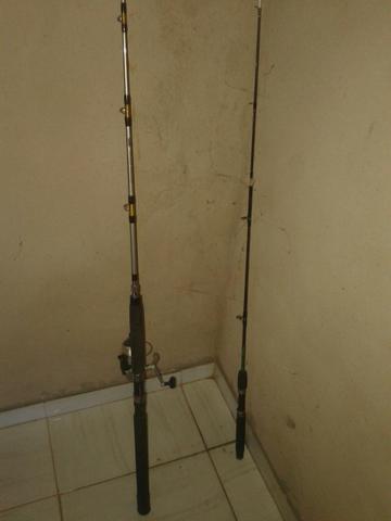 2 vara de pesca uma com molinete e linha e outra sem