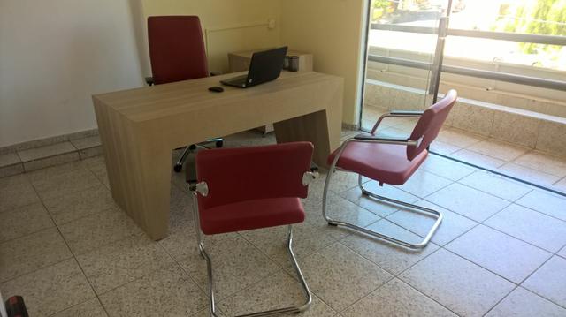 Cadeiras Cavaletti, Mesa e Gaveteiros em Madeira Alta