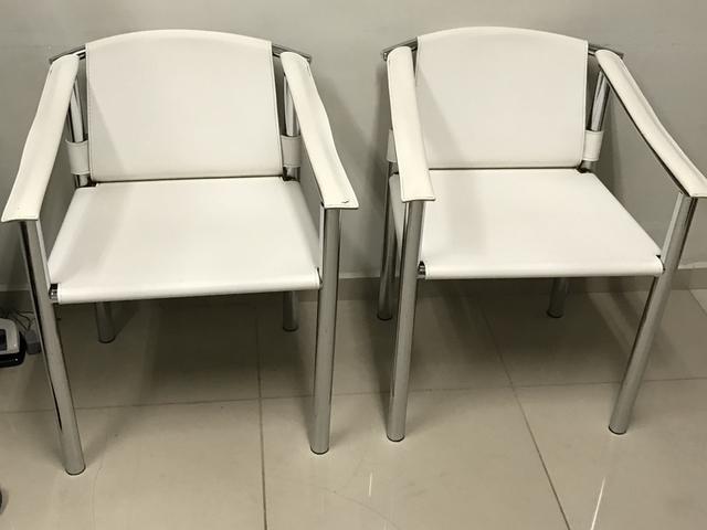 Cadeiras em couro brancas