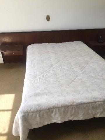 Cama de madeira co criados e espelho