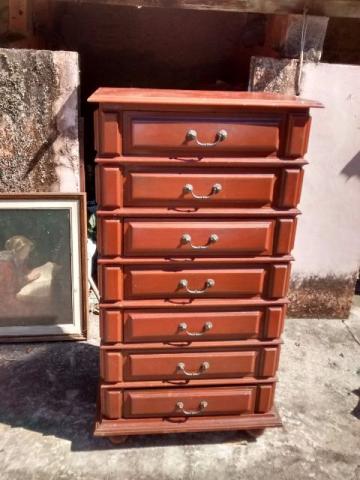 Cômoda em madeira com gavetas