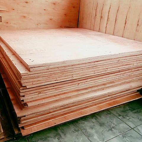 Compensado 12 milímetros. medido 1,14 m × 1,14 metro.