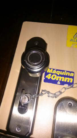 Fechadura colonial nova com uma chave