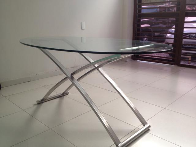 Mesa com base de inox e tampo de vidro