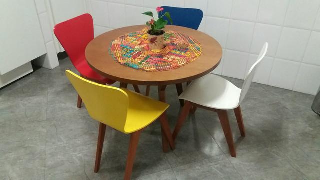 Mesa e cadeiras em madeira maciça