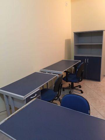Mesas e cadeiras de escritório usados