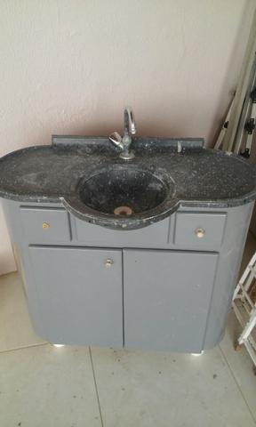 Móvel com torneira de metal