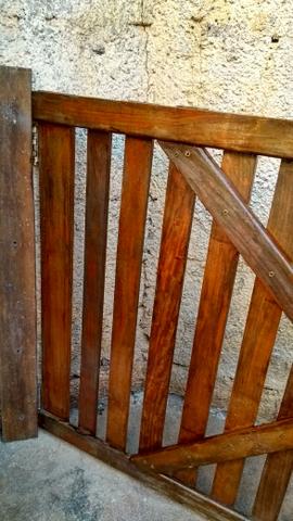 Portão de madeira envernizado
