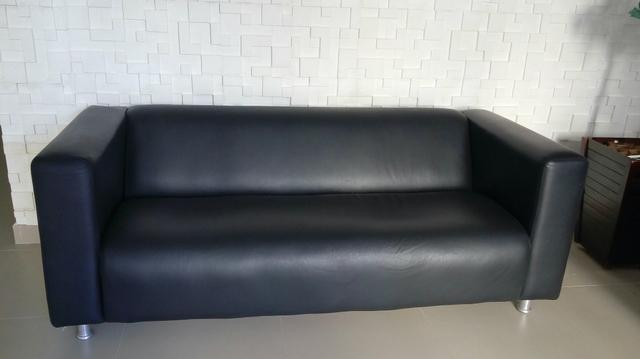 Sofá Tok Stok de 3 lugares, em courino Preto