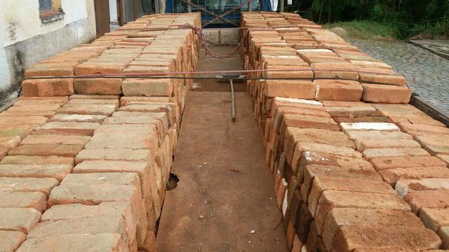 Tijolo antigo de demolição