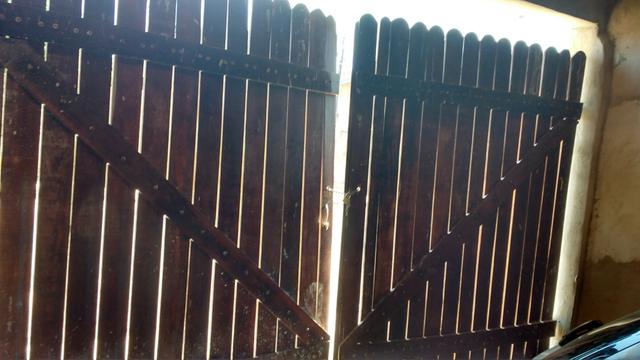 Vendo portão de madeira,vernizado,pura