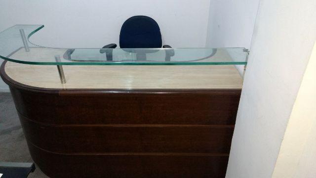 Balcão de madeira com tampo de vidro
