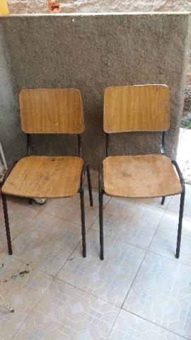Cadeiras de madeira e ferro