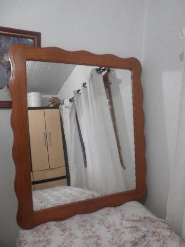 Espelho com moldura maciça