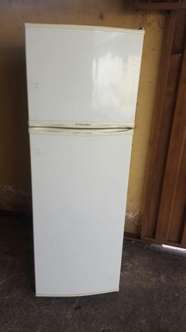 Geladeira ELETROLUX 360lts SEMI NOVA R$550