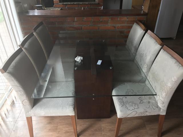 Linda mesa com 6 cadeiras