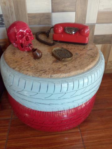 Mesa de pneu com rodinhas. Tampo de pedra.