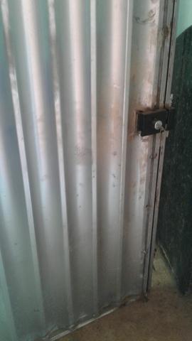 Portão de chapa ondulada galvanizada com fechadura de