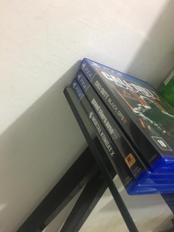 Ps4 com headset, 2 controles, jogos e acessorios