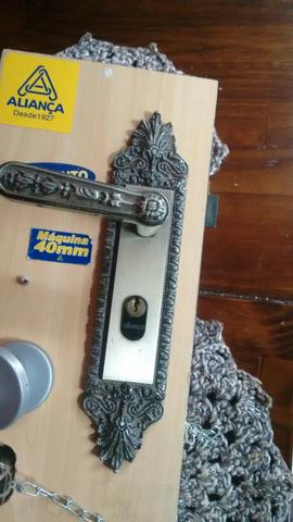 Fechadura colonial de um lado dourada do outro