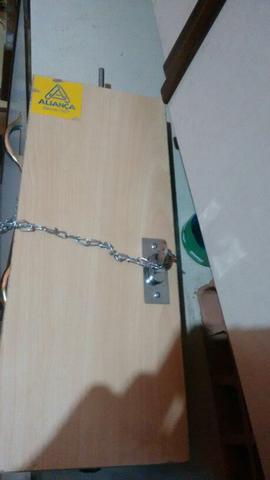 Fechadura para porta pivotante com chave