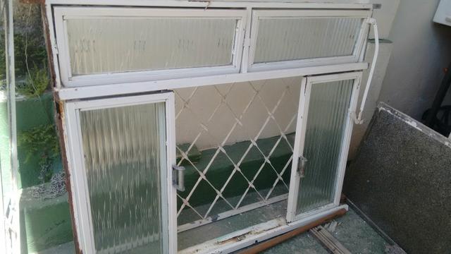 Janela com grade bom estado