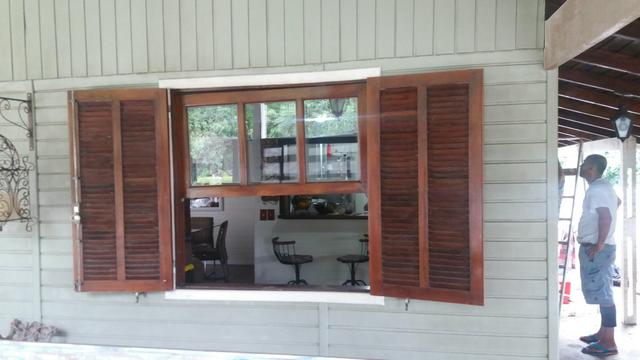 Janela completa com vidro caixa porta veneziana e etc